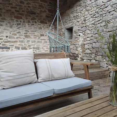 2 Bed House Sleeps 4 - Pets Ok - Pool - Fireplace *