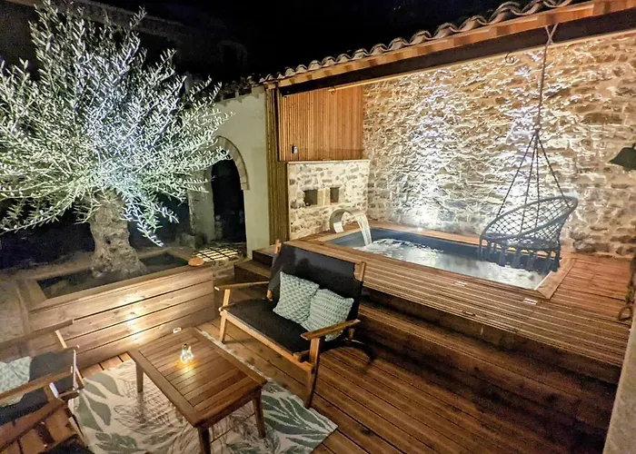 Holiday home 2 Bed House Sleeps 4 - Pets Ok - Pool - Fireplace *