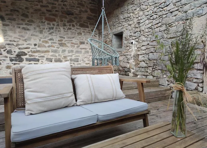 2 Bed House Sleeps 4 - Pets Ok - Pool - Fireplace *